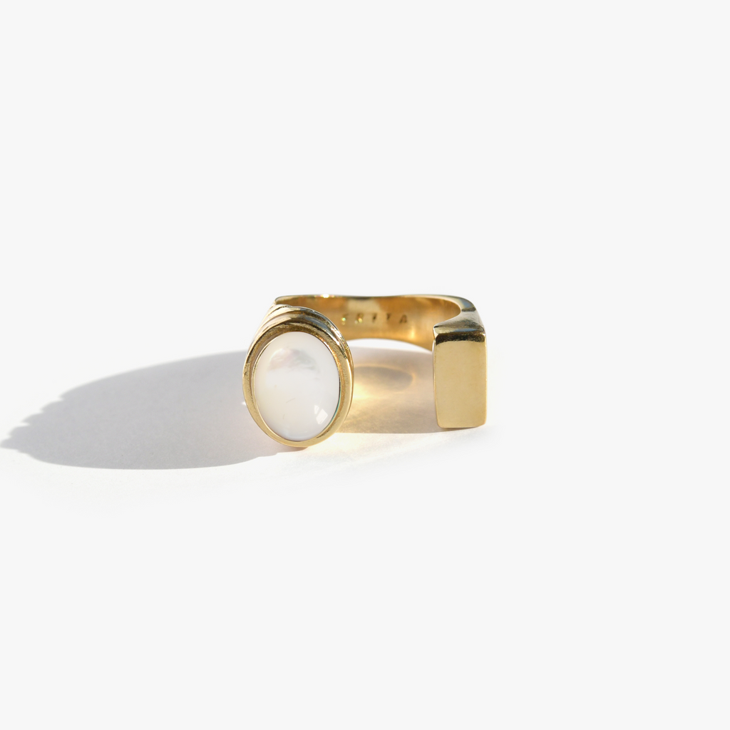 LA N°2 Signet Ring | Open gold ring &amp; howlite volume M