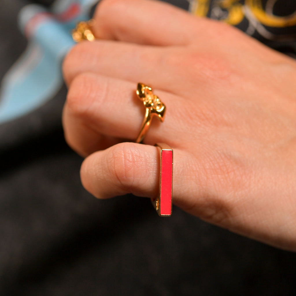 LA N°1 Bague CHEVALIERE | Bague dorée & rouge volume S