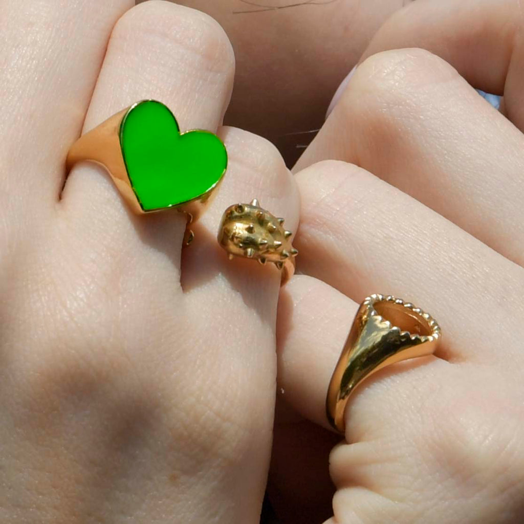 COEUR Le Classique Bague Chevalière  | Bague dorée & émail vert volume L