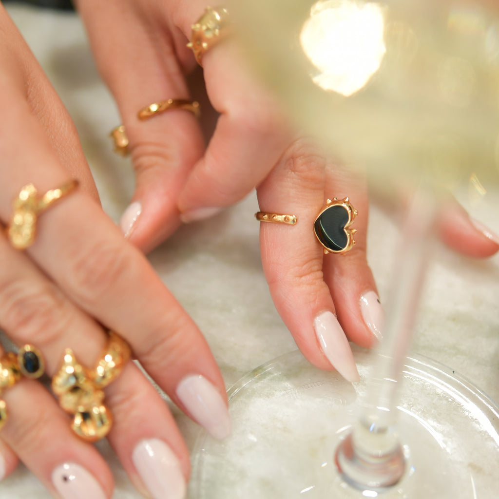 PASSION Cocktail Ring | Gold heart ring &amp; black enamel volume M